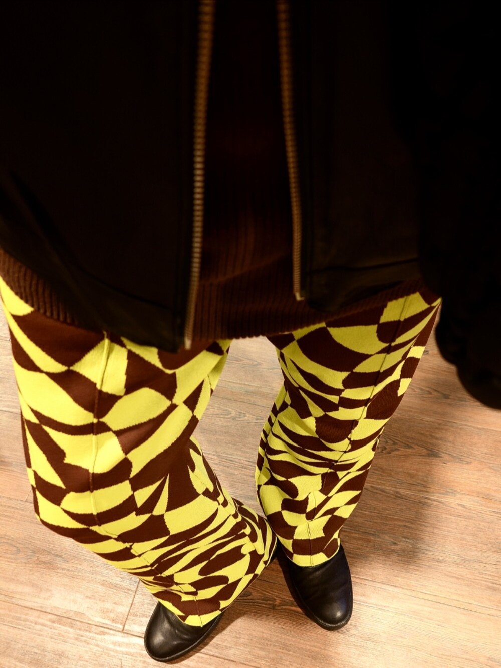 ブラック系のブルゾン、ブラック系のショルダーバッグ、グリーン系のその他パンツを着用したメンズの秋コーディネートの3枚目の写真