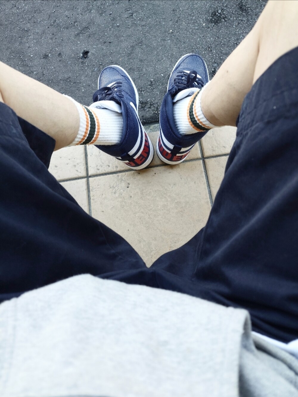 グレー系のパーカー、ホワイト系のシャツ/ブラウス、ブルー系のチノパンツを着用したメンズの秋コーディネートの3枚目の写真