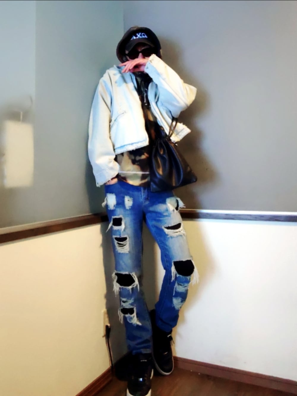 ブラック系のパーカー、ブルー系のデニムジャケット、ブルー系のデニムパンツを着用したメンズの春コーディネートの2枚目の写真