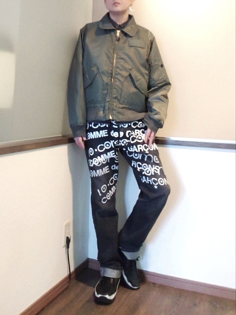 グリーン系のブルゾン、ブラック系のデニムパンツ、ブラック系のデニムパンツを着用したメンズの春コーディネートの2枚目の写真