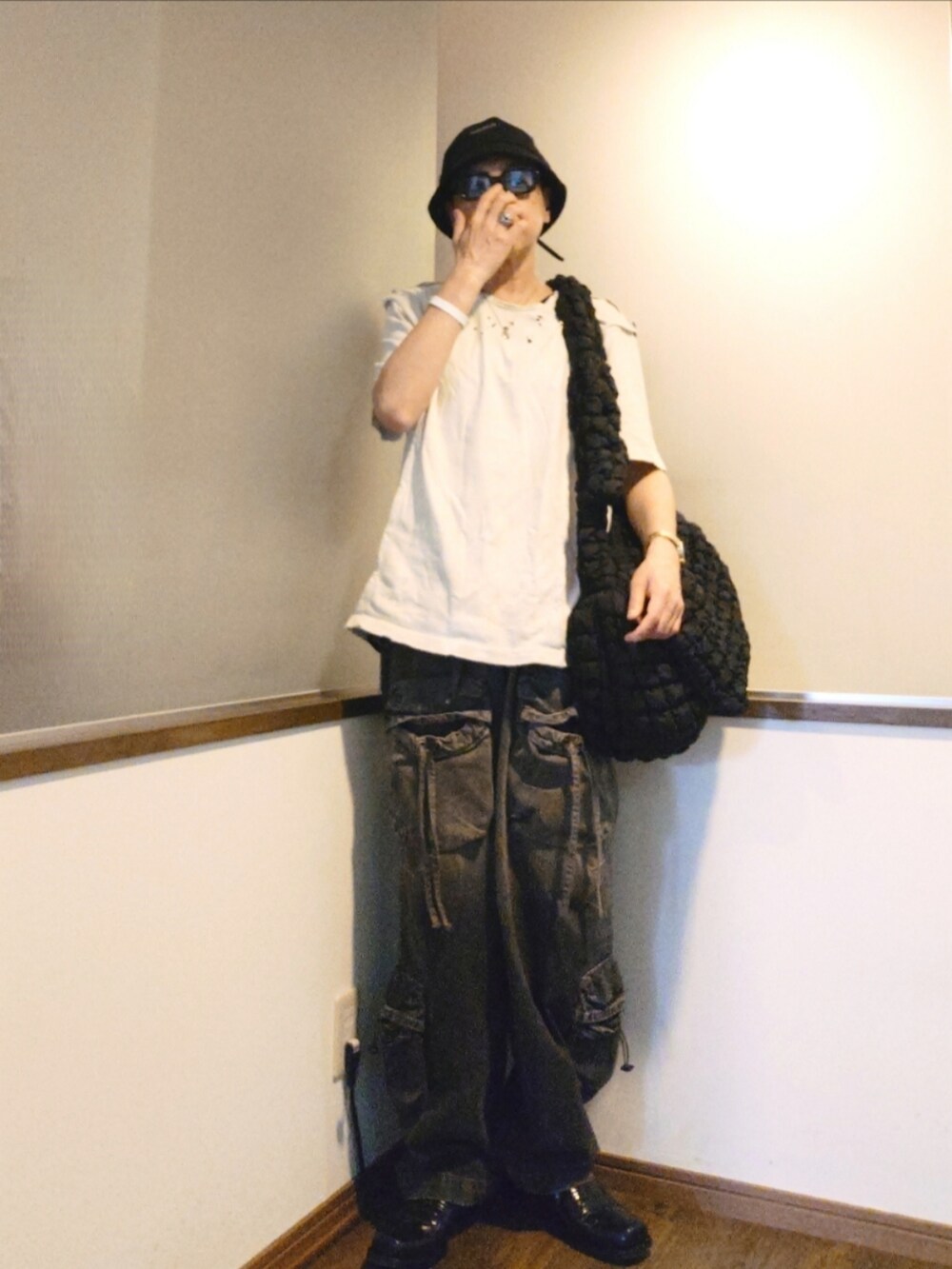 ホワイト系のTシャツ/カットソー、ブラック系のショルダーバッグ、ブラック系のカーゴパンツを着用したメンズの夏コーディネートの2枚目の写真