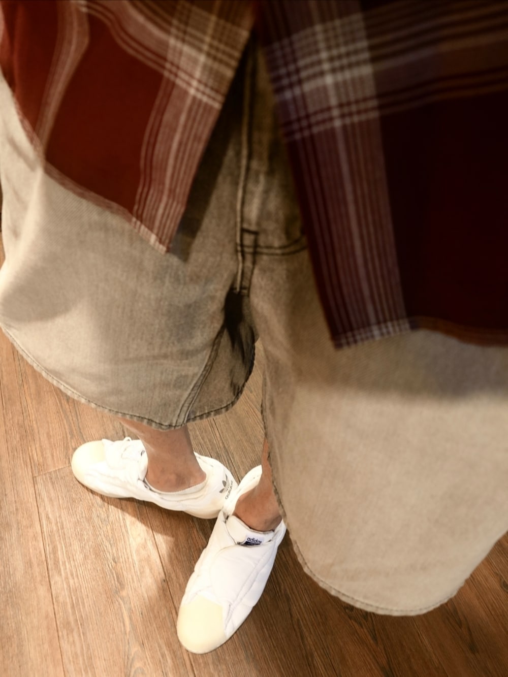 ホワイト系のスニーカー、ブラック系のバックパック/リュック、グレー系のパンツを着用したメンズの秋コーディネートの2枚目の写真