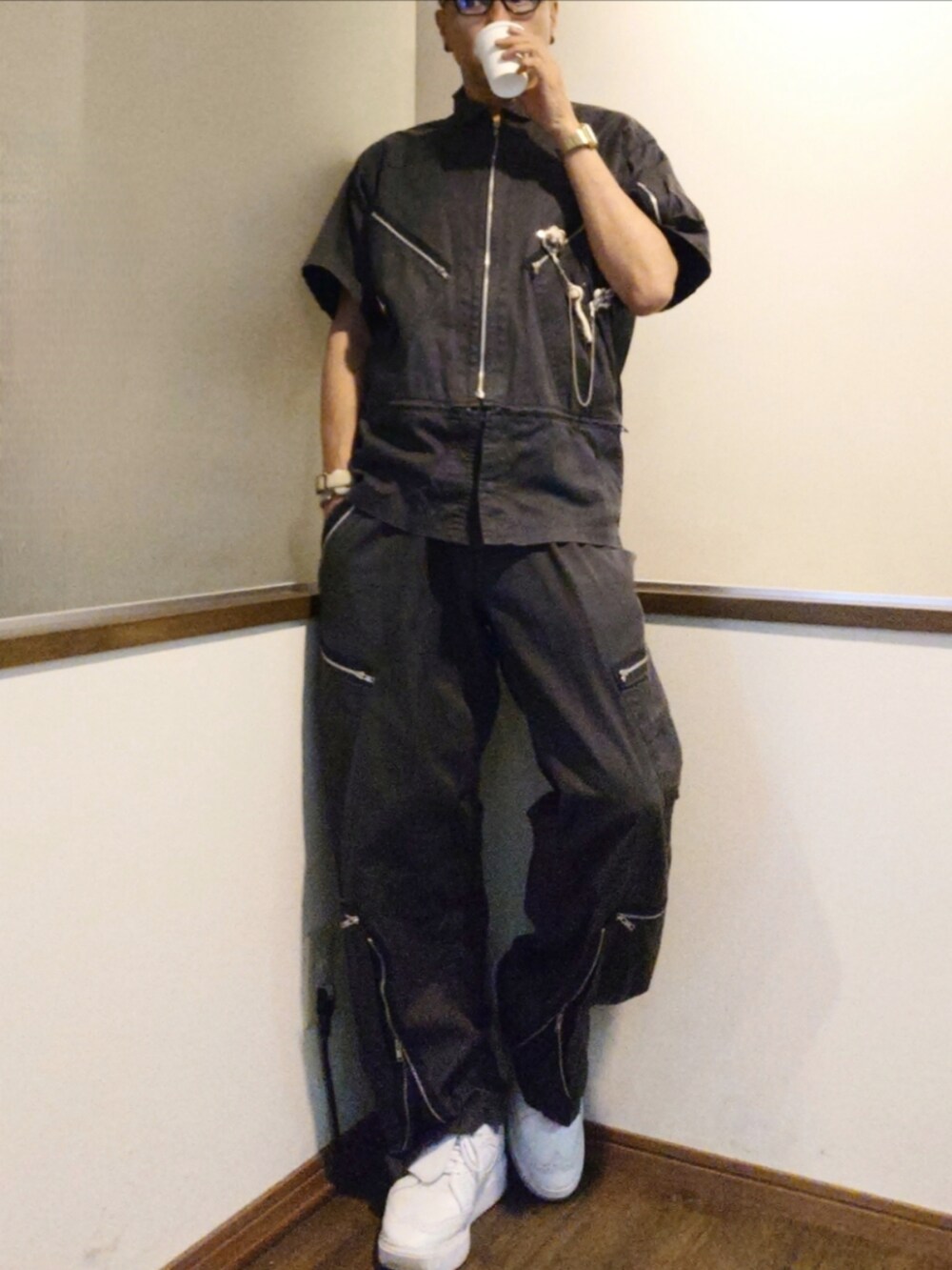 ブルー系のジャケット/アウター、ブルー系のカーゴパンツ、ホワイト系のドレスシューズを着用したメンズの夏コーディネートの3枚目の写真