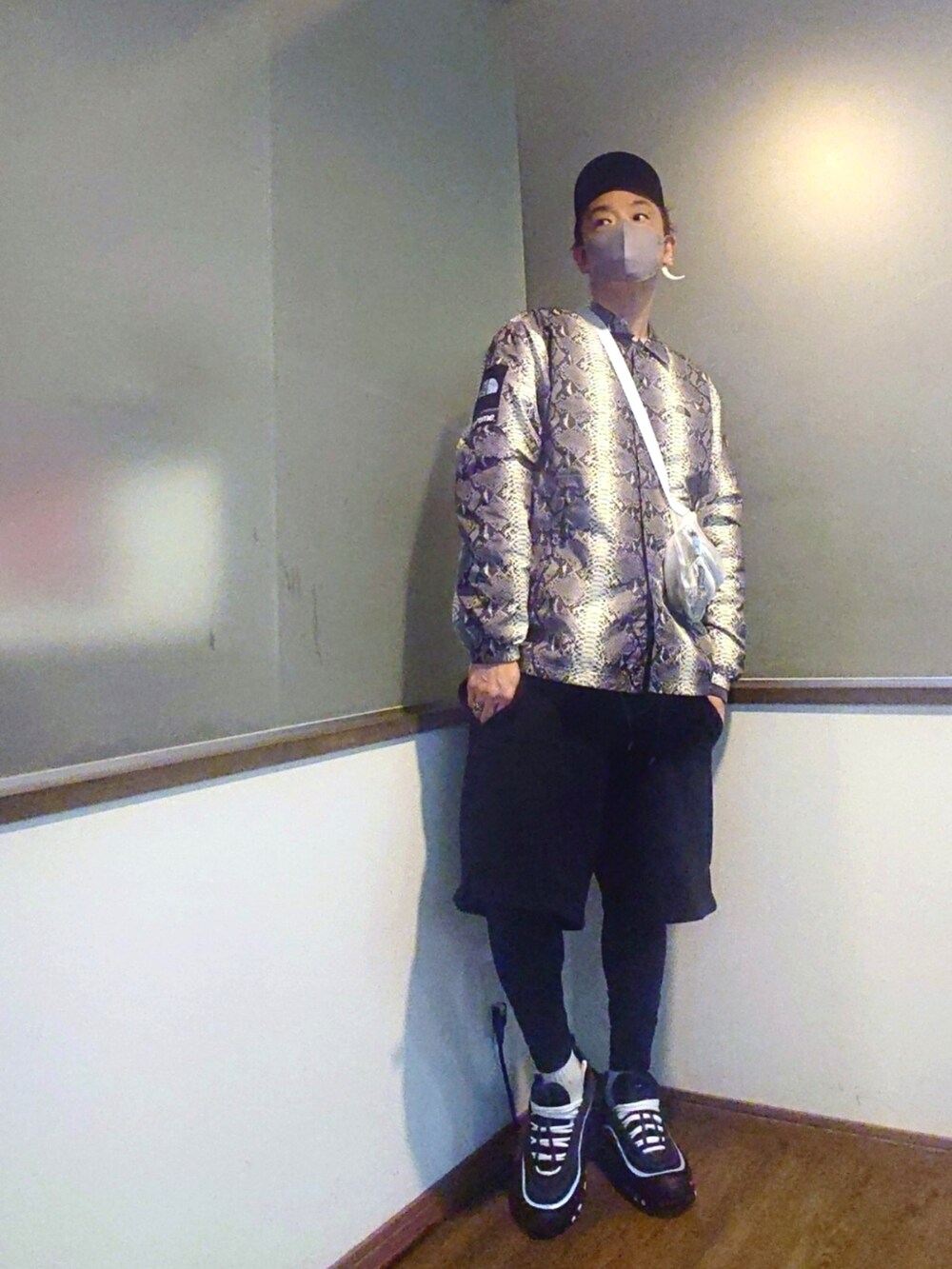 ホワイト系のナイロンジャケット、ホワイト系のナイロンジャケット、ブラック系のスウェットパンツを着用したメンズの春コーディネートの2枚目の写真