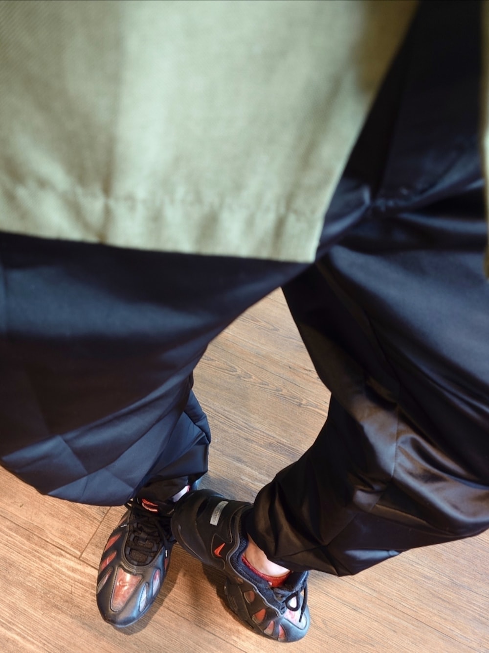 ブラック系のその他パンツ、ブラック系のスニーカー、グリーン系のシャツ/ブラウスを着用したメンズの夏コーディネートの3枚目の写真