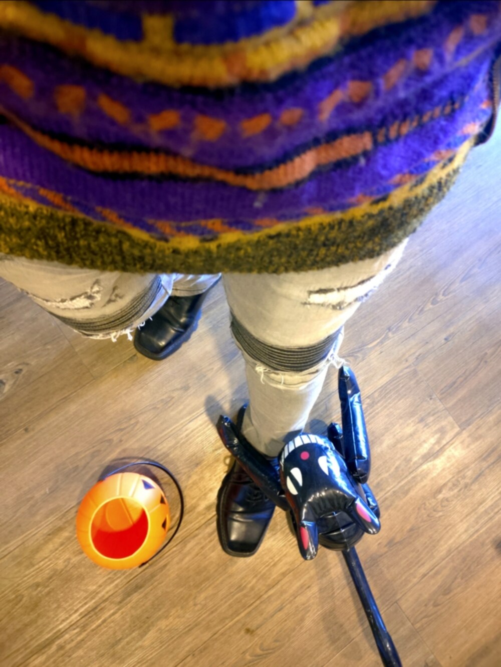 ブラウン系のライダースジャケット、グレー系のデニムパンツ、ブラック系のドレスシューズを着用したメンズの秋コーディネートの5枚目の写真