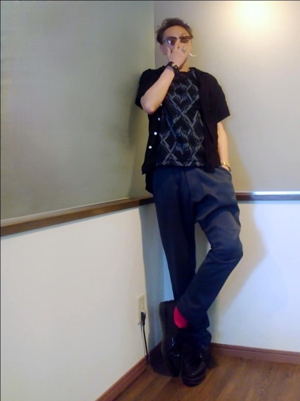 ブラック系のTシャツ/カットソー、ブラック系のシャツ/ブラウス、グレー系のその他パンツを着用したメンズの夏コーディネートの2枚目の写真