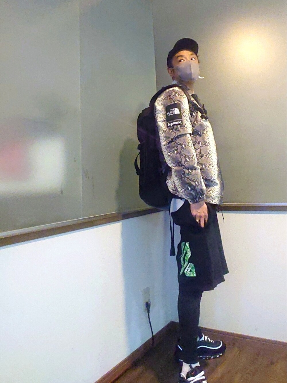 ホワイト系のナイロンジャケット、ホワイト系のナイロンジャケット、ブラック系のスウェットパンツを着用したメンズの春コーディネートの4枚目の写真