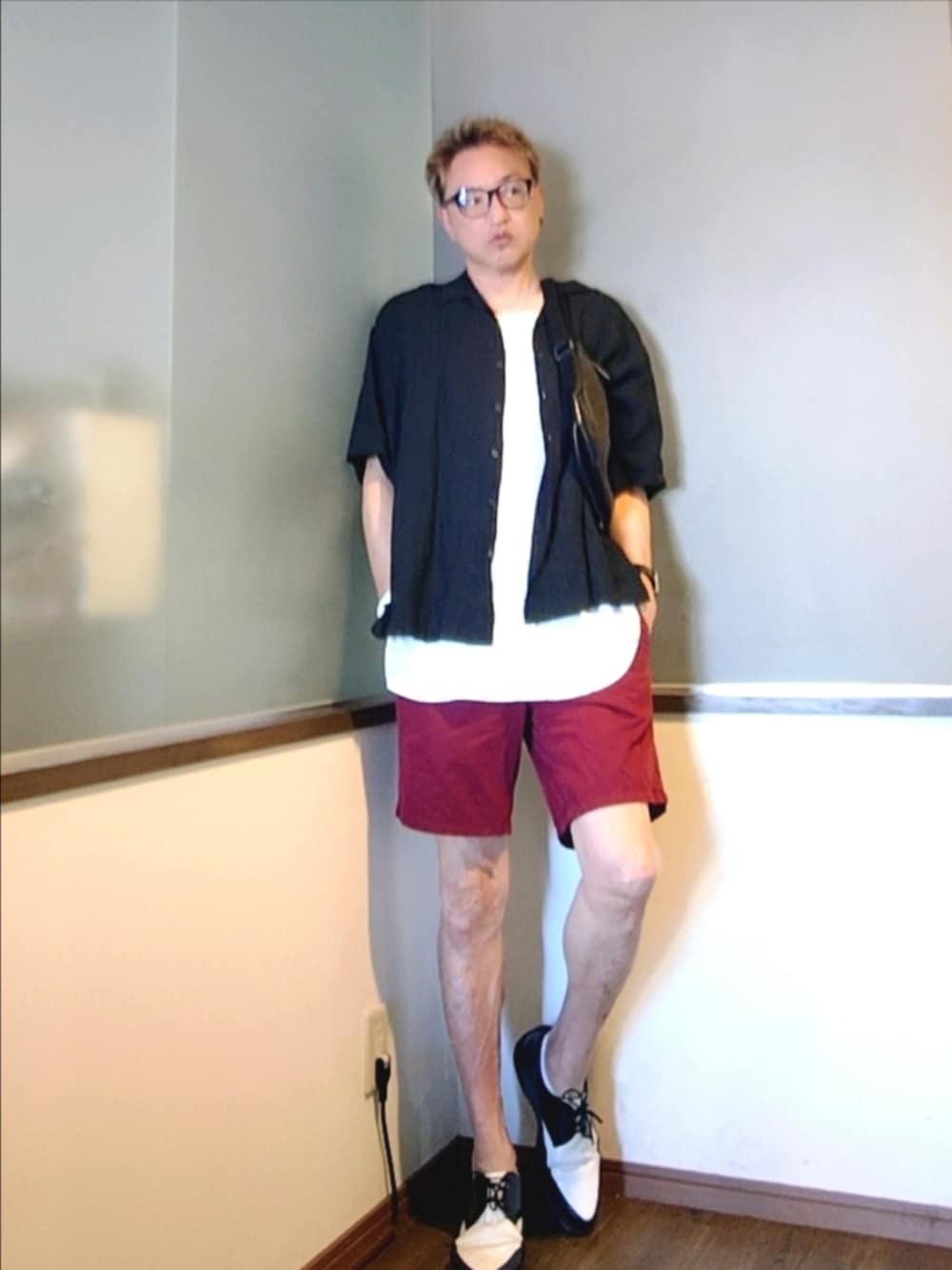 レッド系のパンツ、ホワイト系のタンクトップ、ブラック系のシャツ/ブラウスを着用したメンズの夏コーディネートの2枚目の写真