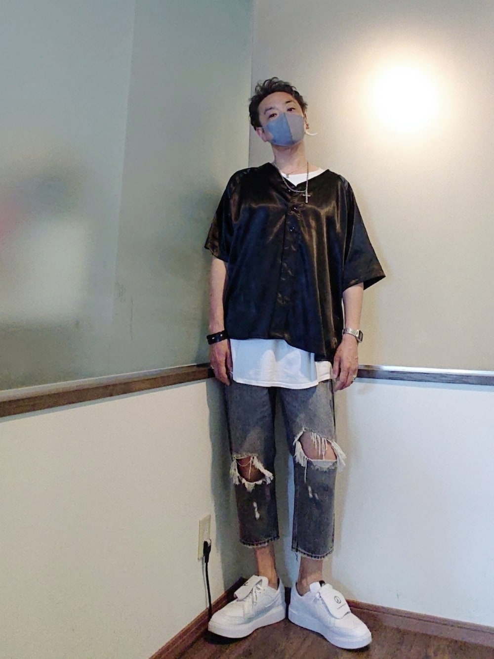 ブラック系のシャツ/ブラウス、グレー系のデニムパンツ、ホワイト系のドレスシューズを着用したメンズの夏コーディネートの3枚目の写真