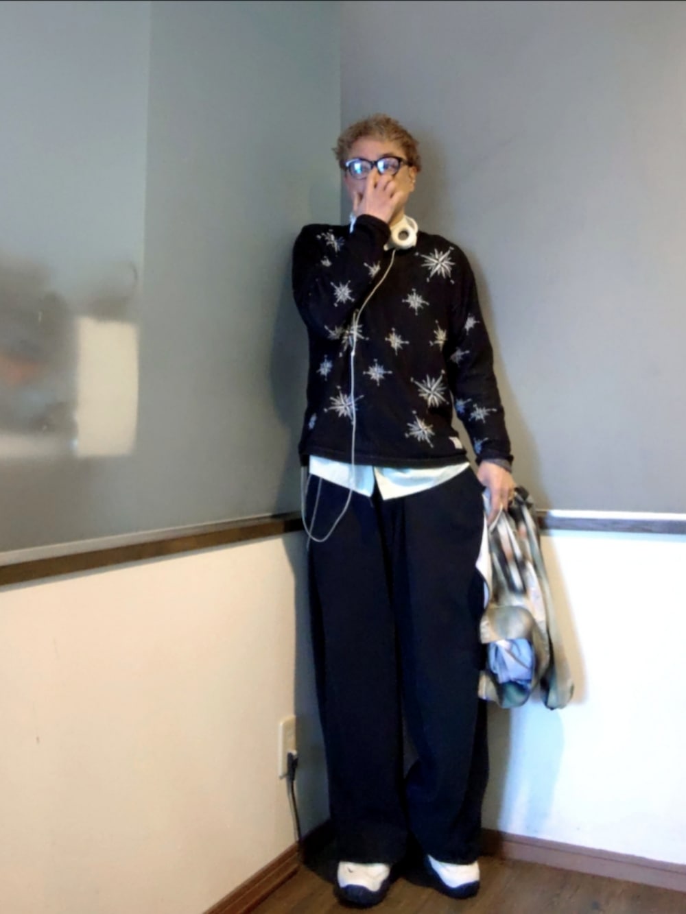 その他のブルゾン、ブラック系のスウェットパンツ、ホワイト系のスニーカーを着用したメンズの春コーディネートの2枚目の写真