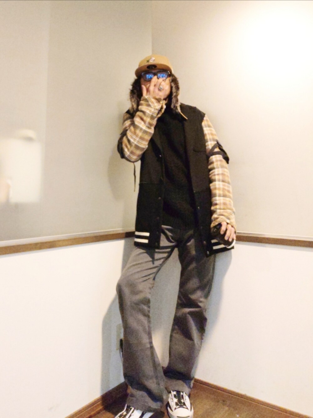 ブラック系のテーラードジャケット、グレー系のチノパンツ、ホワイト系のスニーカーを着用したメンズの秋コーディネートの2枚目の写真