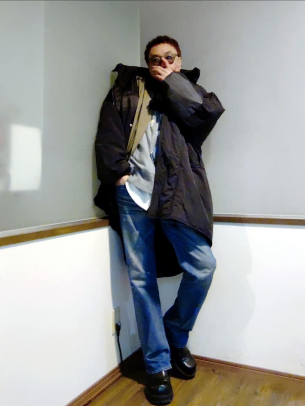 ブラック系のダウンジャケット/コート、グレー系のスウェット、ブルー系のショルダーバッグを着用したメンズの冬コーディネートの2枚目の写真