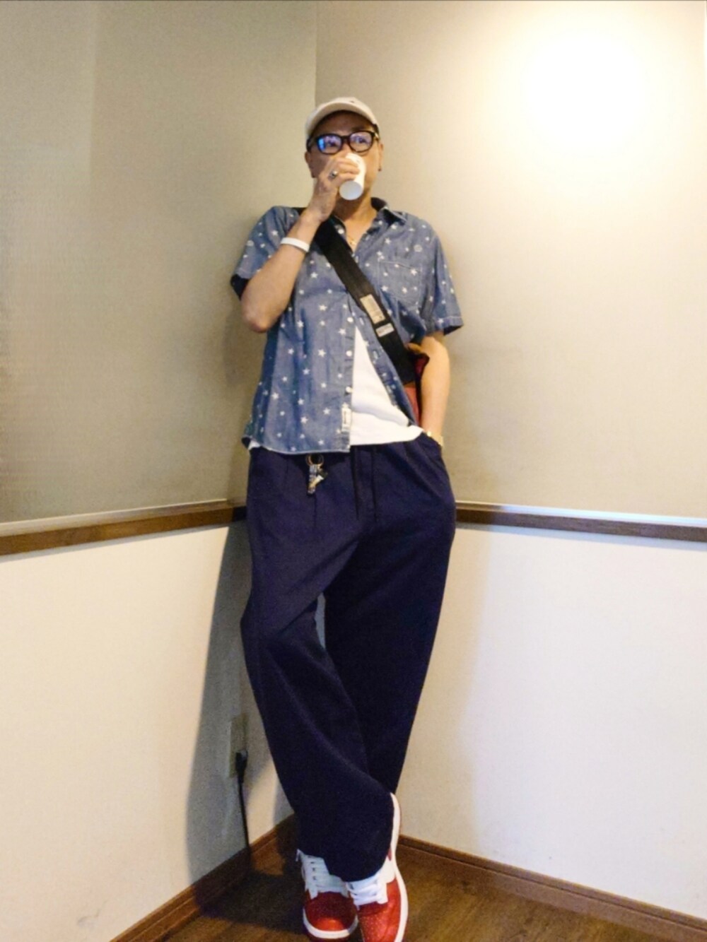 ブルー系のシャツ/ブラウス、ブルー系のその他パンツ、ホワイト系のスニーカーを着用したメンズの夏コーディネートの2枚目の写真