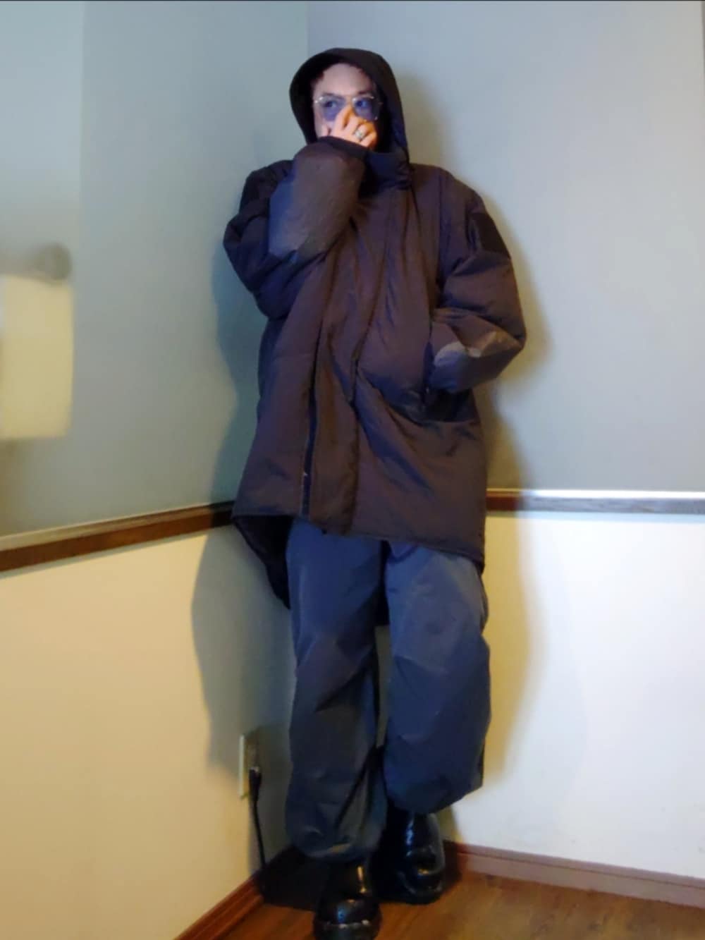 ブラック系のダウンジャケット/コート、グレー系のニット/セーター、グレー系のカーゴパンツを着用したメンズの冬コーディネートの3枚目の写真