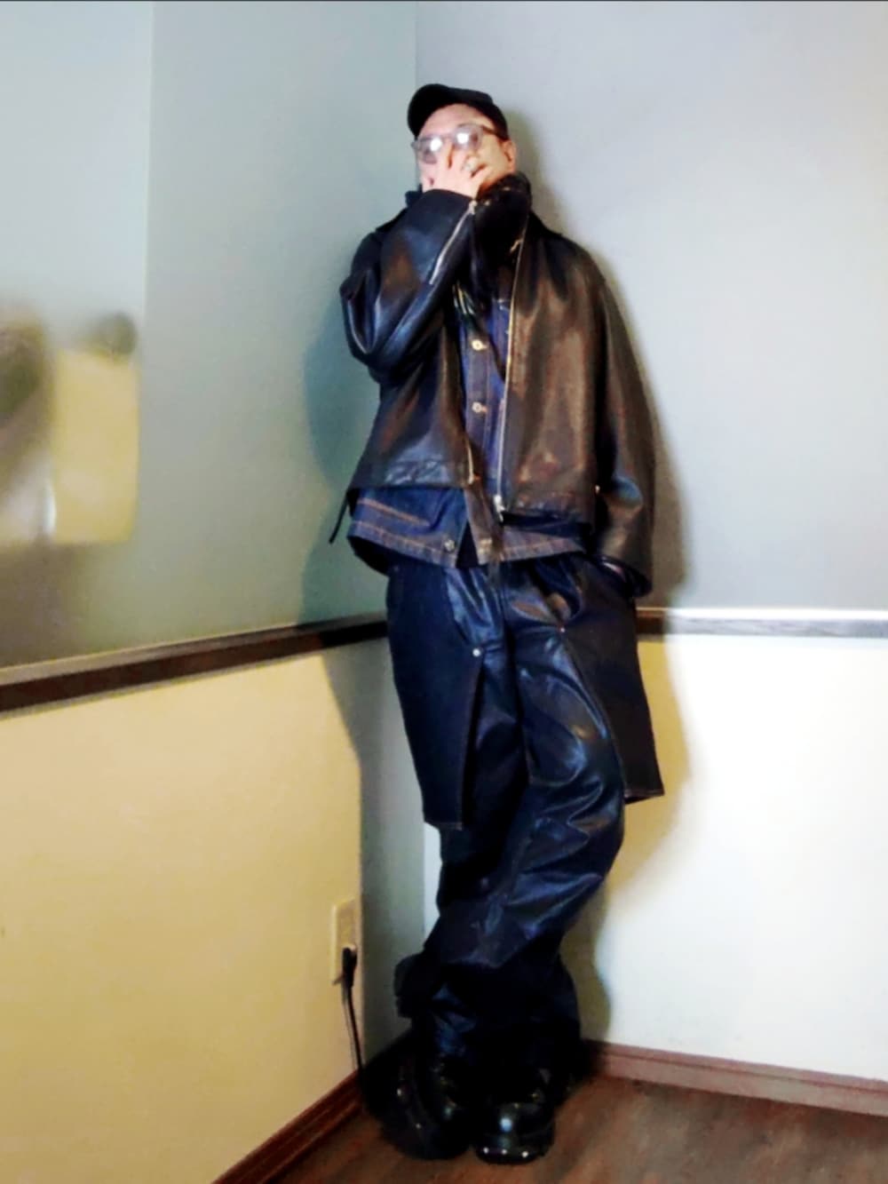 ブラック系のブルゾン、ブルー系のデニムジャケット、ブルー系のデニムパンツを着用したメンズの冬コーディネートの2枚目の写真