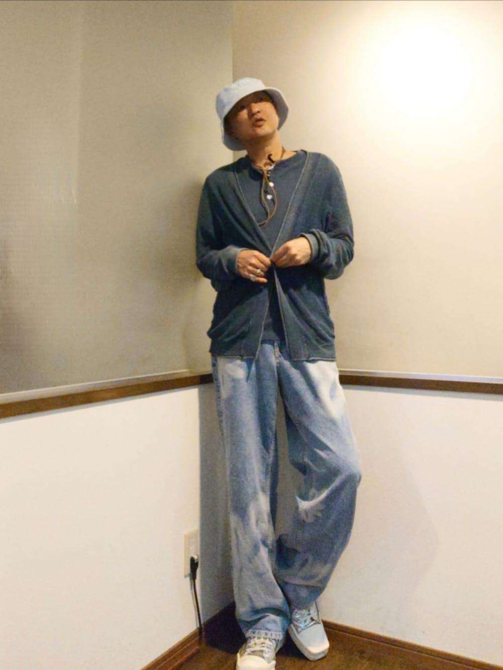 ブルー系のカーディガン/ボレロ、ブルー系のTシャツ/カットソー、ブルー系のデニムパンツを着用したメンズの夏コーディネートの2枚目の写真