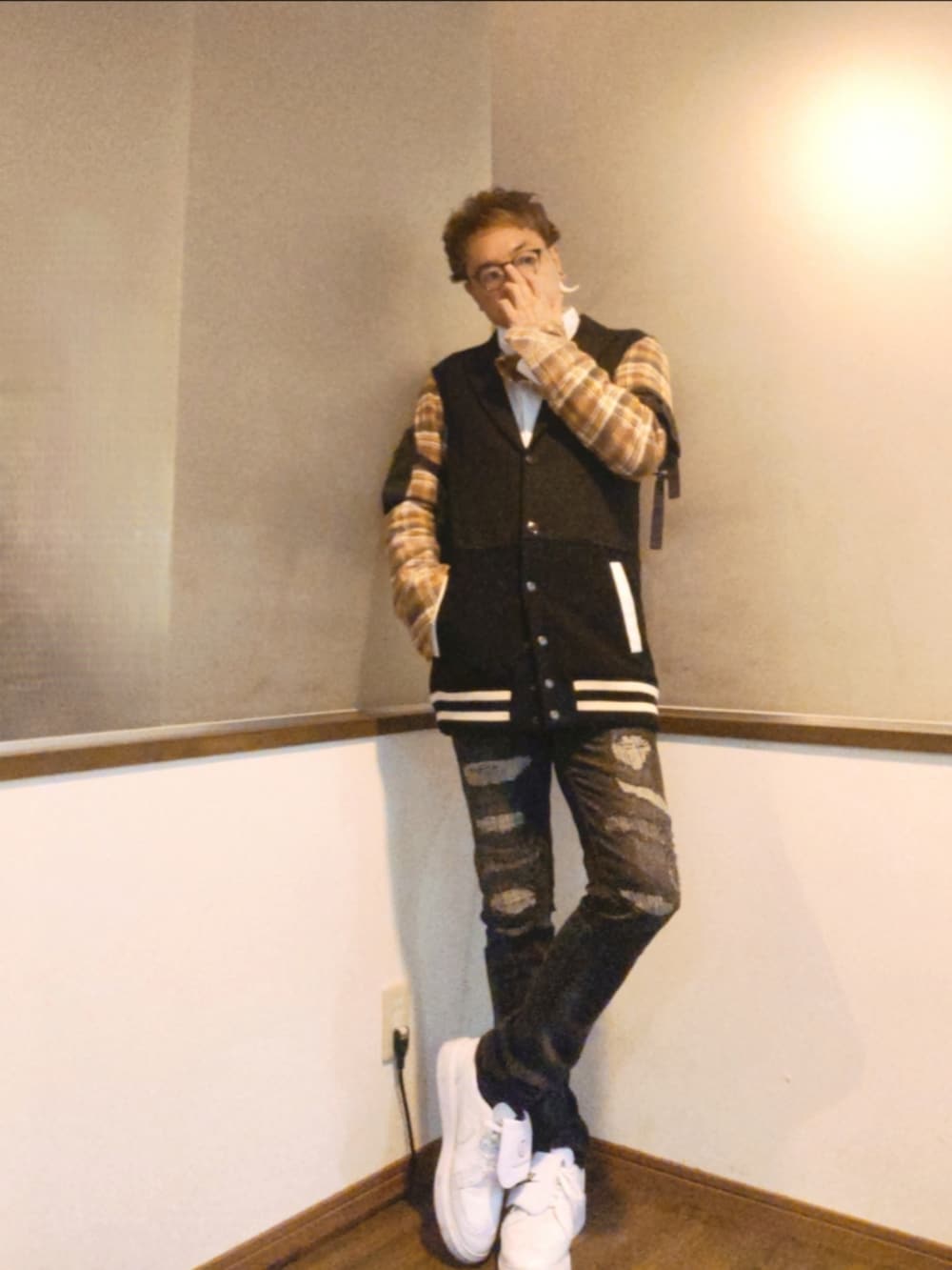 ブラック系のテーラードジャケット、ホワイト系のシャツ/ブラウス、ブラック系のデニムパンツを着用したメンズの秋コーディネートの4枚目の写真