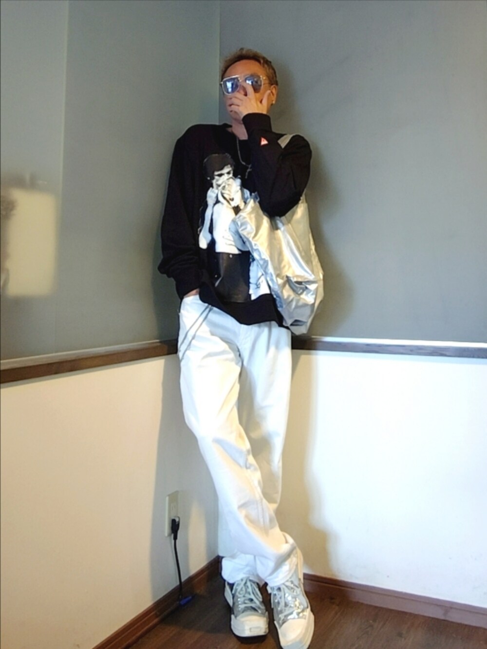 ブラック系のスウェット、ホワイト系のデニムパンツ、ホワイト系のデニムパンツを着用したメンズの秋コーディネートの2枚目の写真