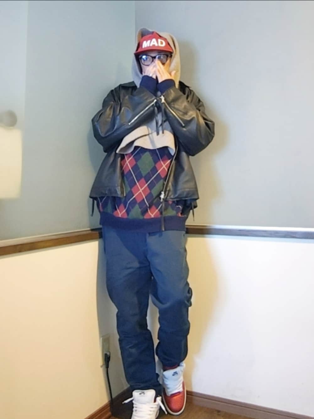 ブラック系のブルゾン、ブルー系のニット/セーター、ブルー系のパンツを着用したメンズの冬コーディネートの2枚目の写真