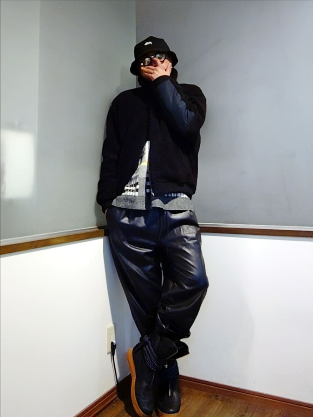 ブラック系のブルゾン、その他のニット/セーター、ブラック系のパンツを着用したメンズの秋コーディネートの2枚目の写真