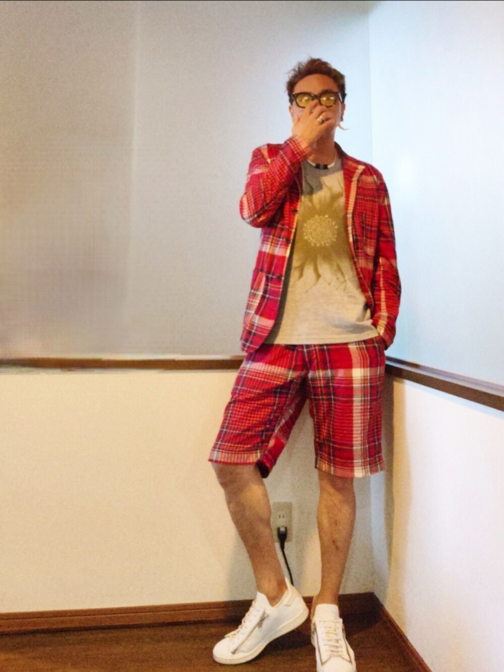 グレー系のTシャツ/カットソー、レッド系のテーラードジャケット、レッド系のその他パンツを着用したメンズの夏コーディネートの3枚目の写真