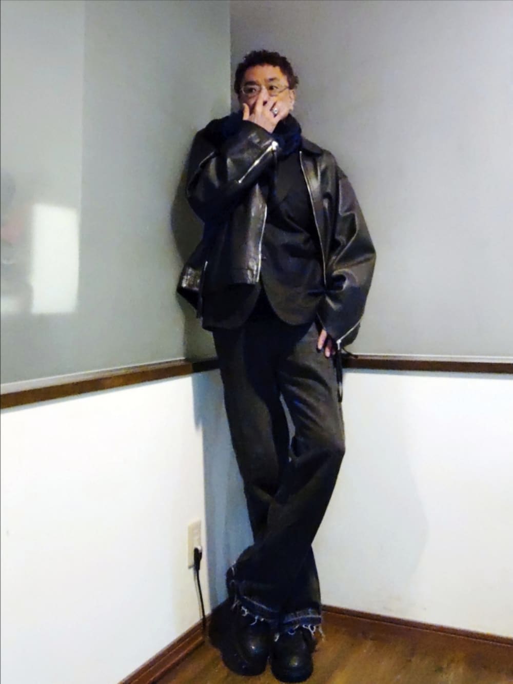 ブラック系のブルゾン、グレー系のテーラードジャケット、ブラック系のニット/セーターを着用したメンズの冬コーディネートの3枚目の写真