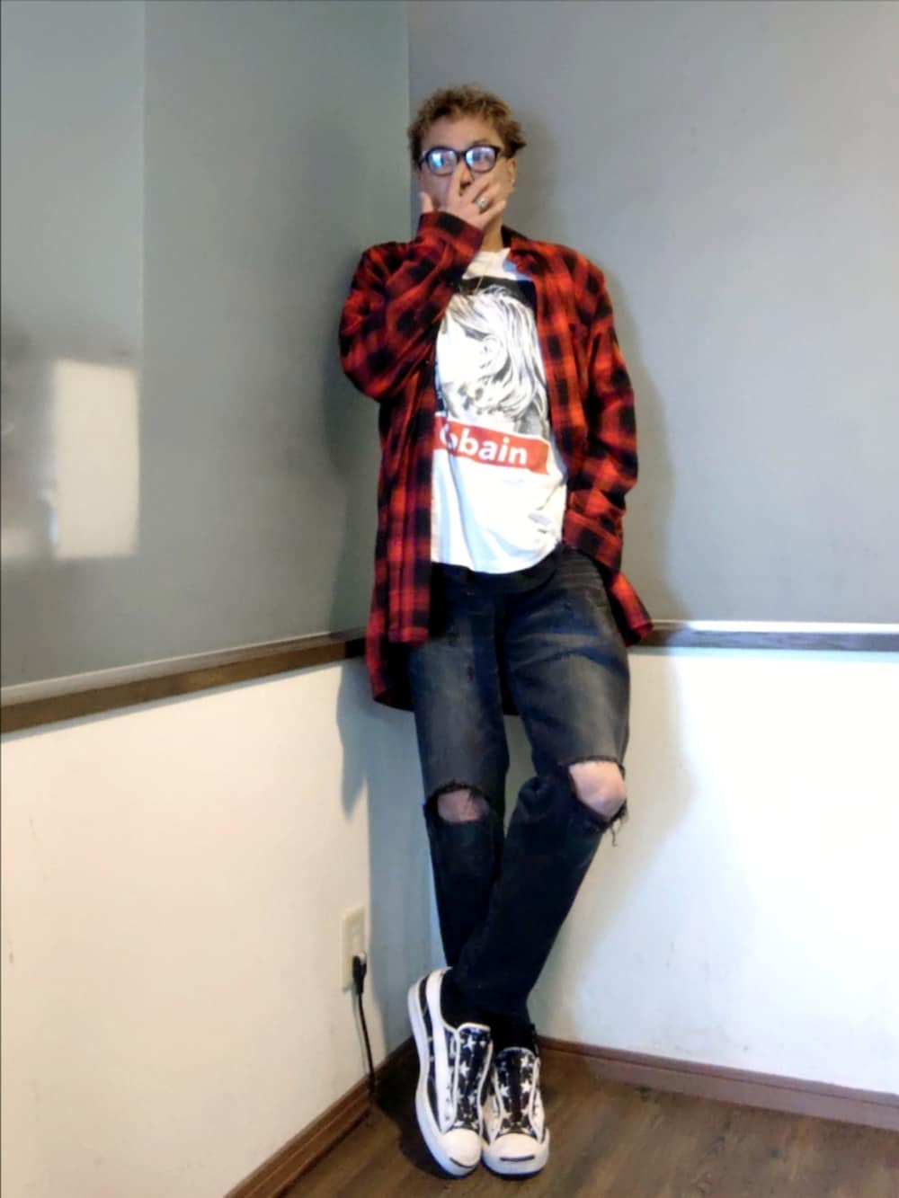 ホワイト系のTシャツ/カットソー、レッド系のシャツ/ブラウス、ホワイト系のスニーカーを着用したメンズの秋コーディネートの2枚目の写真