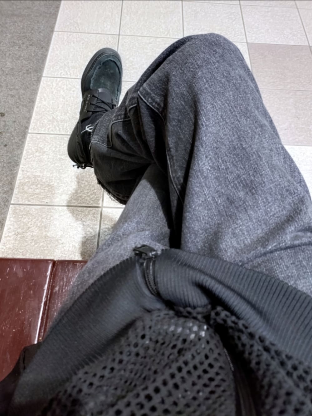 ブラック系のジャージ、ブラック系のテーラードジャケット、ホワイト系のショルダーバッグを着用したメンズの秋コーディネートの3枚目の写真