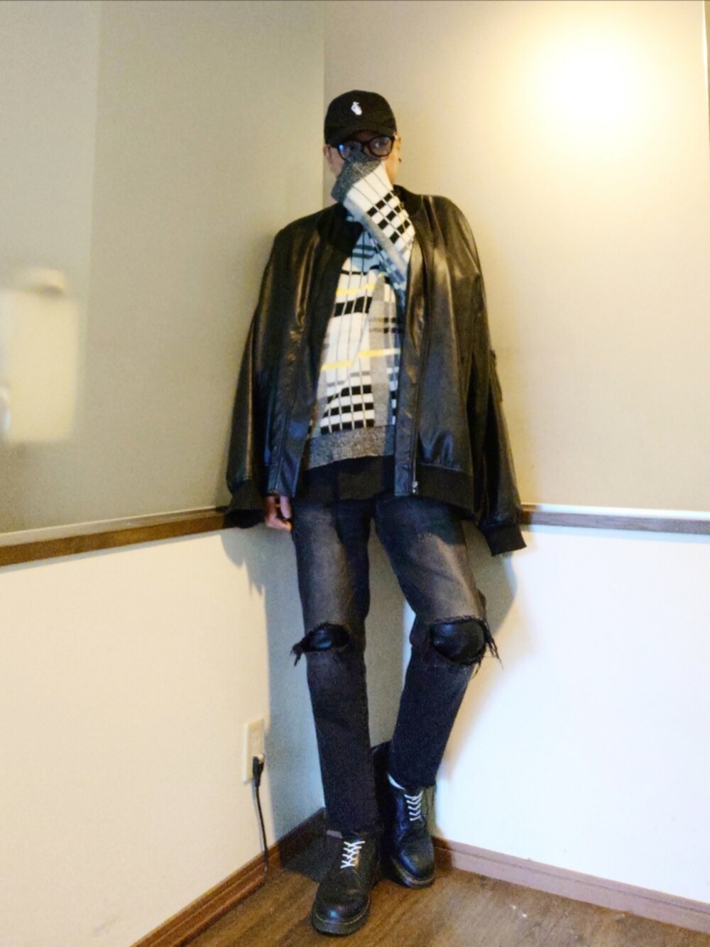 その他のニット/セーター、ブラック系のMA-1、ブラック系のデニムパンツを着用したメンズの秋コーディネートの2枚目の写真