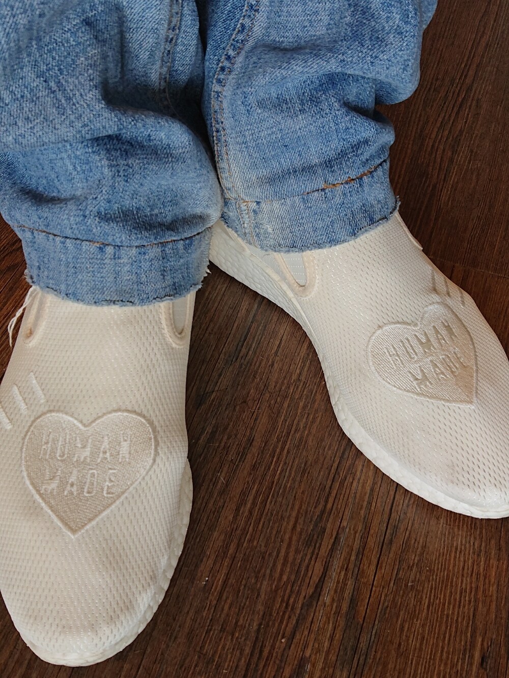 ベージュ系のTシャツ/カットソー、ブルー系のカーディガン/ボレロ、ブルー系のデニムパンツを着用したメンズの夏コーディネートの4枚目の写真