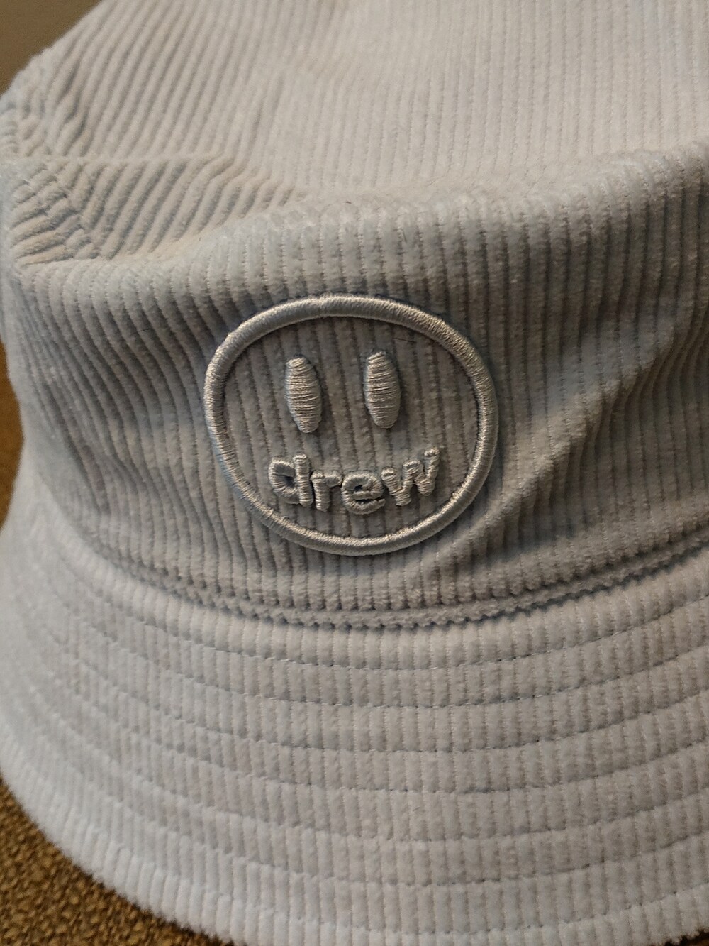 ベージュ系のTシャツ/カットソー、ブルー系のカーディガン/ボレロ、ブルー系のデニムパンツを着用したメンズの夏コーディネートの3枚目の写真