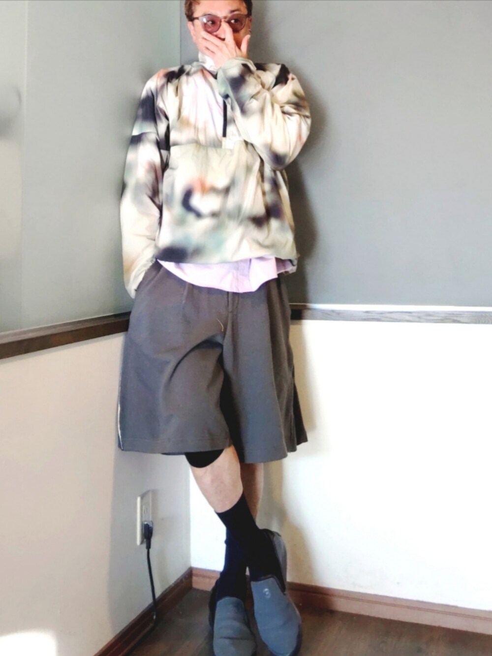 その他のブルゾン、パープル系のシャツ/ブラウス、グレー系のその他パンツを着用したメンズの春コーディネートの2枚目の写真