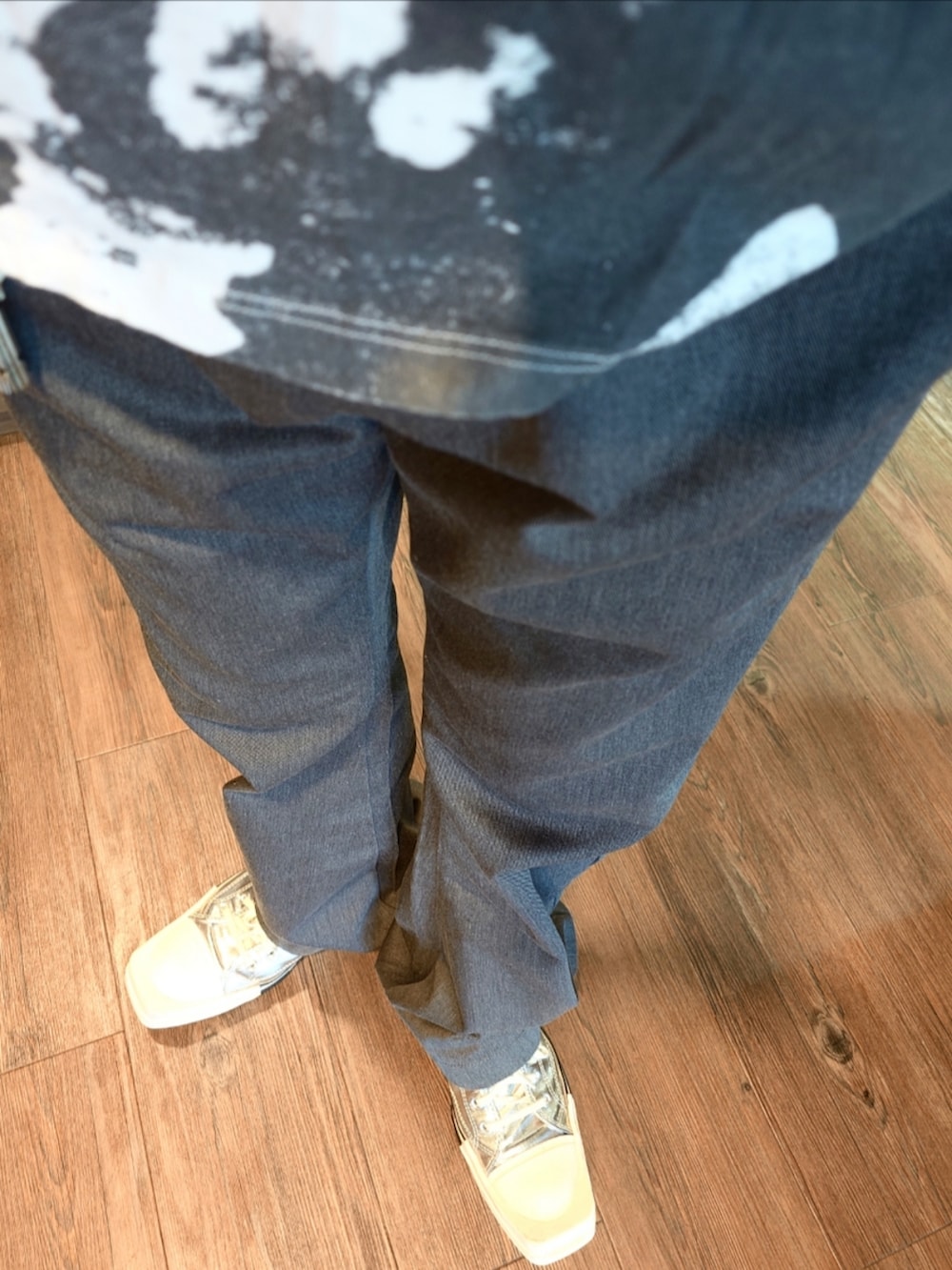 グレー系のチノパンツ、シルバー系のスニーカー、レッド系のTシャツ/カットソーを着用したメンズの夏コーディネートの2枚目の写真