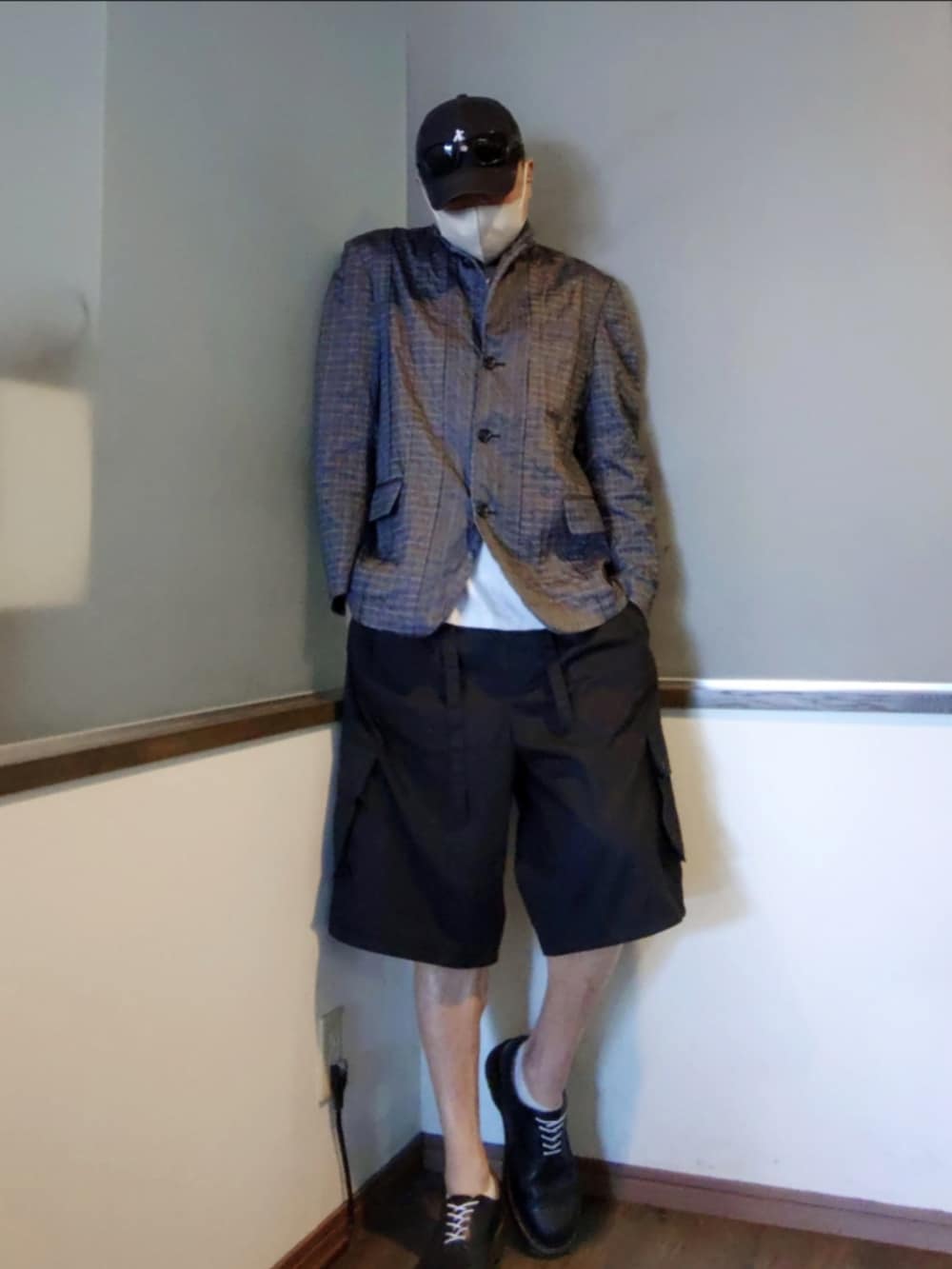 シルバー系のテーラードジャケット、ホワイト系のTシャツ/カットソー、ブラック系のドレスシューズを着用したメンズの夏コーディネートの2枚目の写真