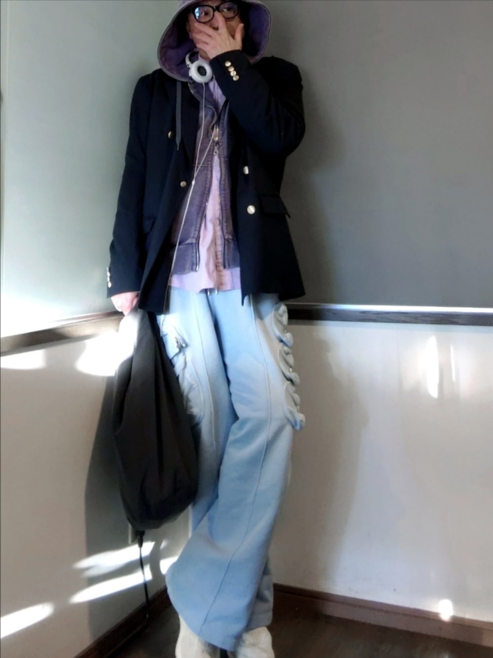 ブルー系のスウェットパンツ、グレー系のトートバッグ、ブルー系のその他アウターを着用したメンズの春コーディネートの2枚目の写真