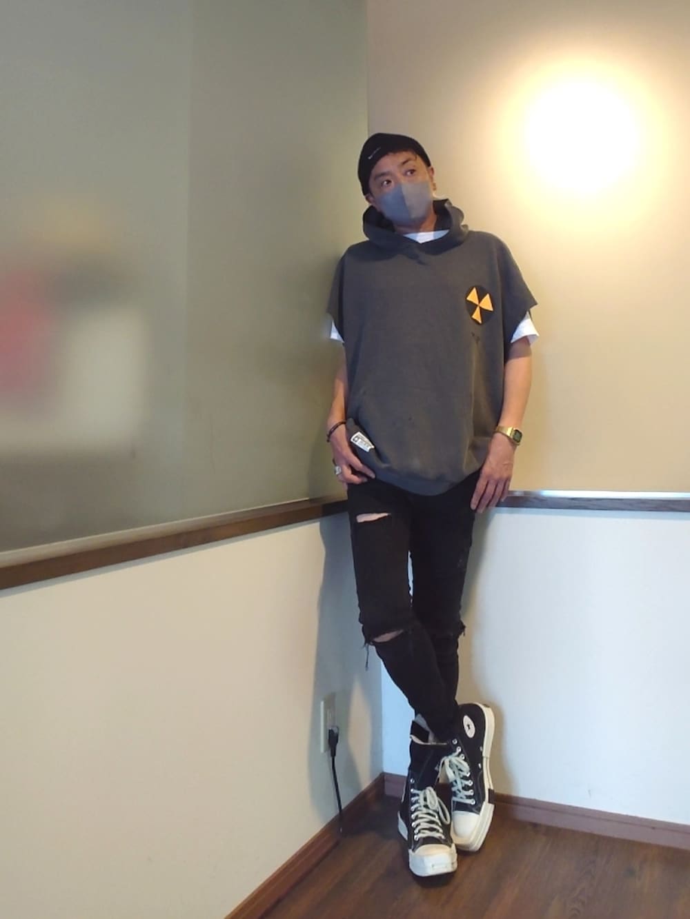 グレー系のパーカー、ブラック系のデニムパンツ、ブラック系のスニーカーを着用したメンズの夏コーディネートの2枚目の写真