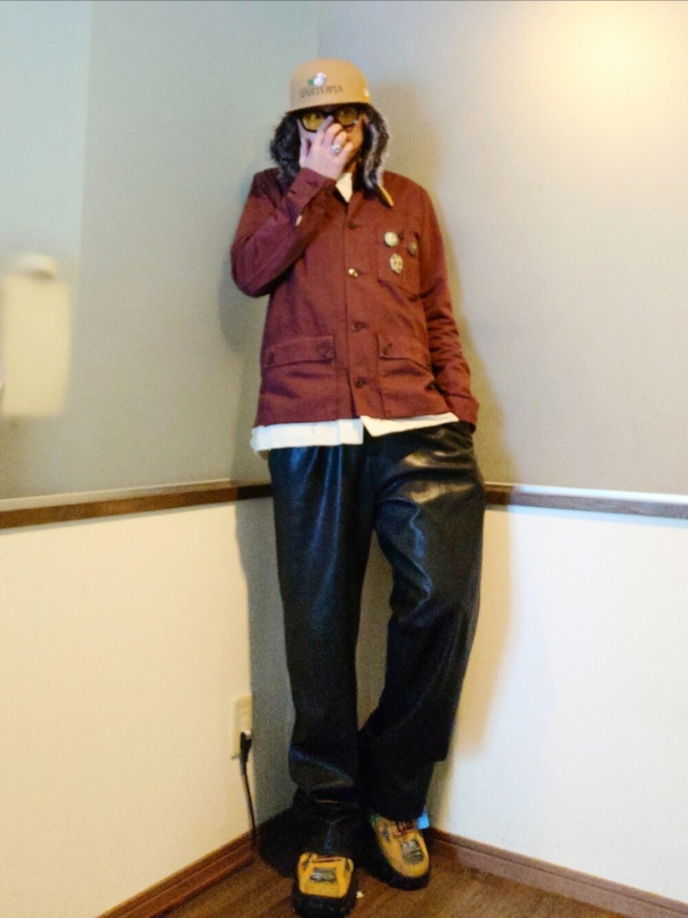 ブラック系のダウンジャケット/コート、レッド系のカバーオール、ブラック系のその他パンツを着用したメンズの冬コーディネートの2枚目の写真