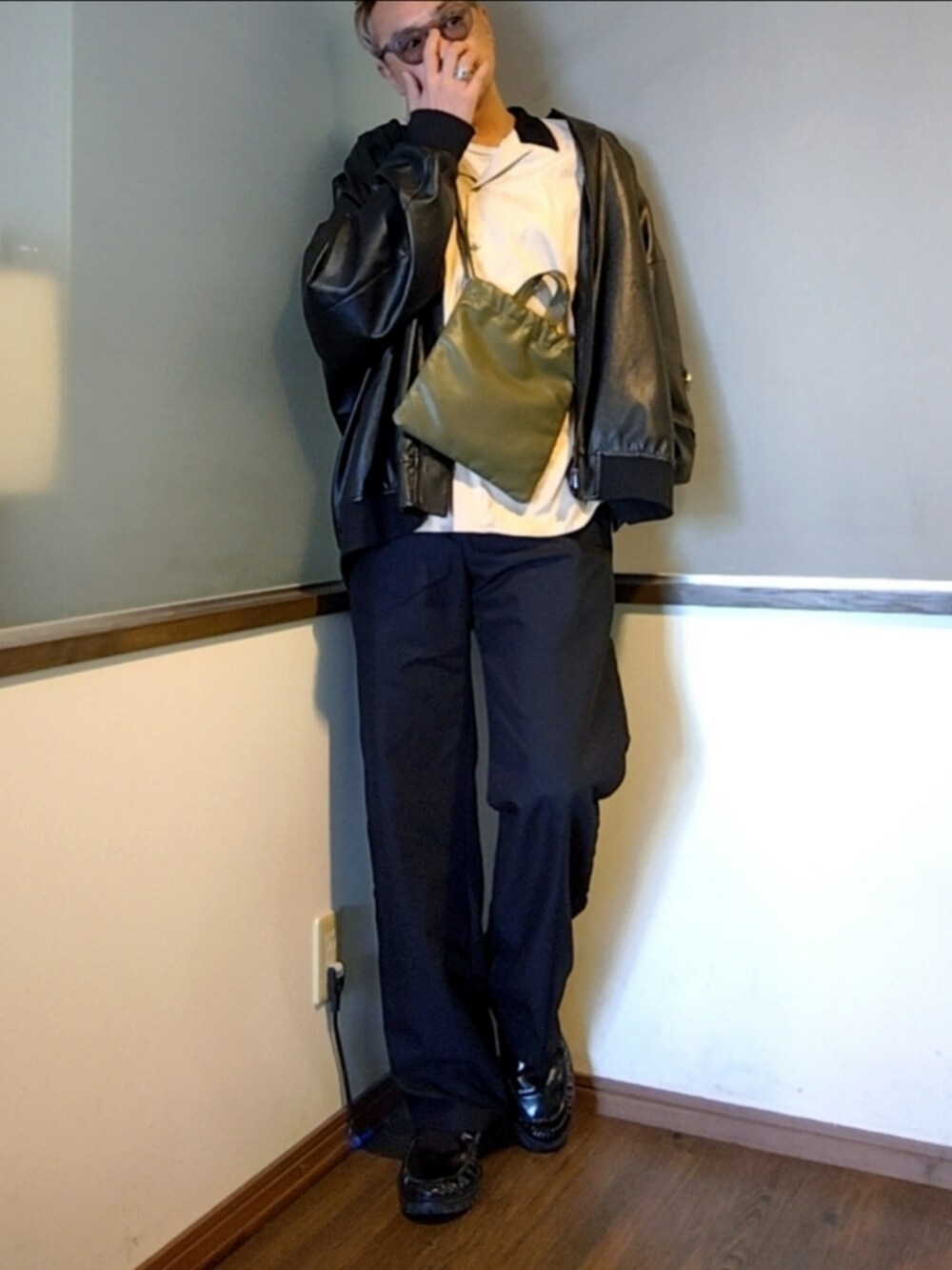 ベージュ系のシャツ/ブラウス、ブラック系のスラックス、グリーン系のショルダーバッグを着用したメンズの秋コーディネートの2枚目の写真