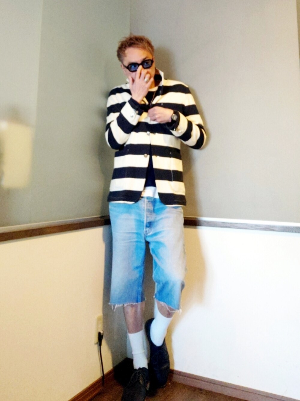 ブルー系のテーラードジャケット、ブルー系のデニムパンツ、ブルー系のブーツを着用したメンズの春コーディネートの2枚目の写真