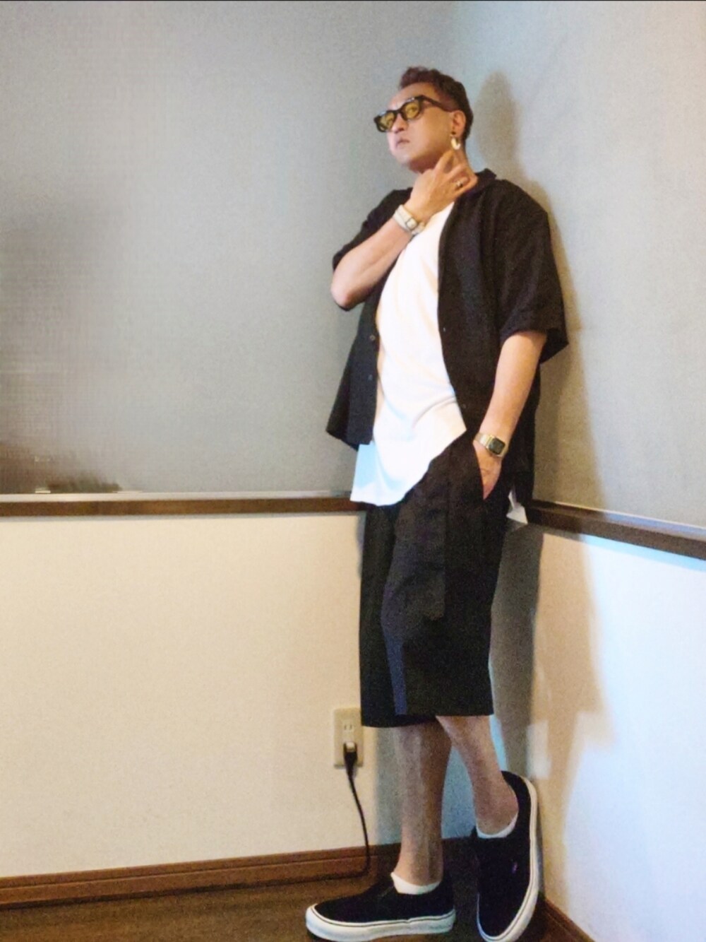 ブラック系のシャツ/ブラウス、ブラック系のチノパンツ、ブラック系のスニーカーを着用したメンズの夏コーディネートの2枚目の写真