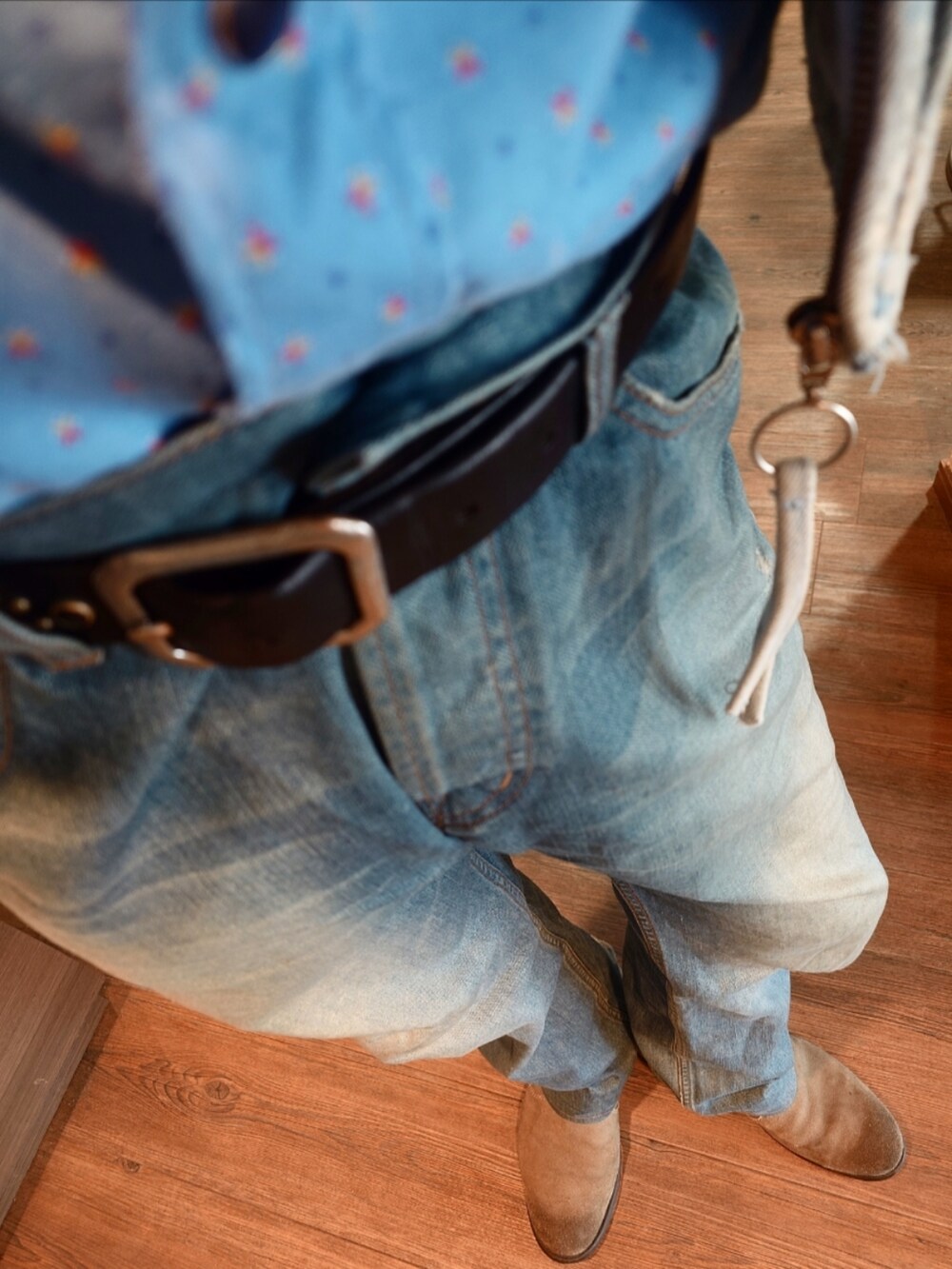 ブルー系のデニムパンツ、ブルー系のデニムジャケット、ブルー系のシャツ/ブラウスを着用したメンズの秋コーディネートの3枚目の写真