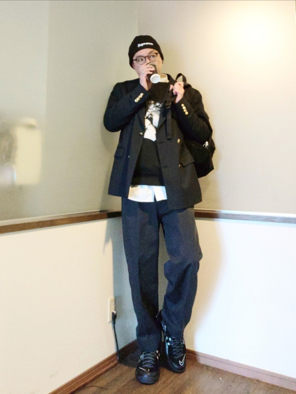 ブラック系のスウェット、ブルー系のその他アウター、グレー系のスラックスを着用したメンズの秋コーディネートの3枚目の写真