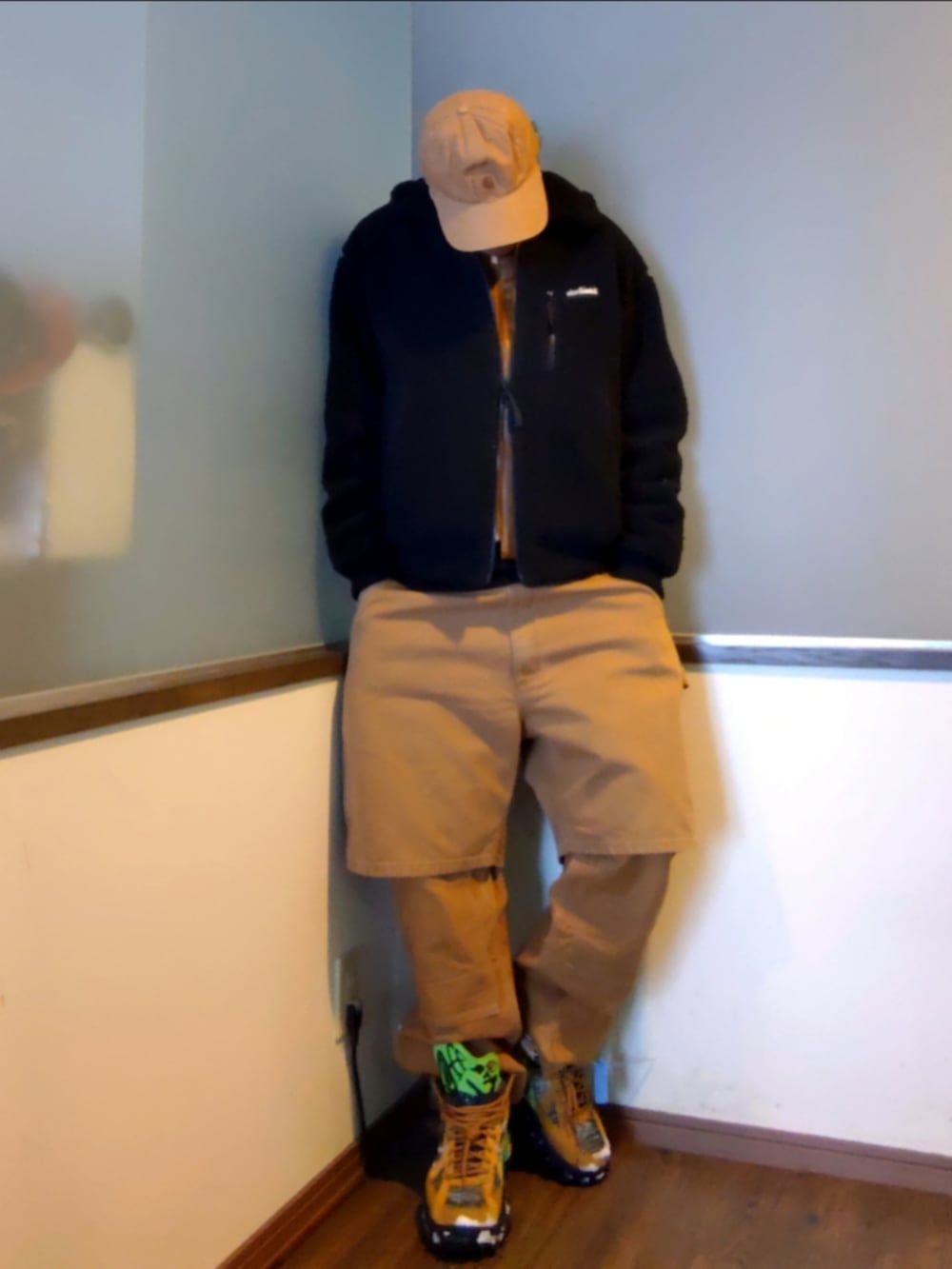 ブラウン系のパンツ、ブラウン系のその他パンツ、ブラウン系のスニーカーを着用したメンズの冬コーディネートの3枚目の写真