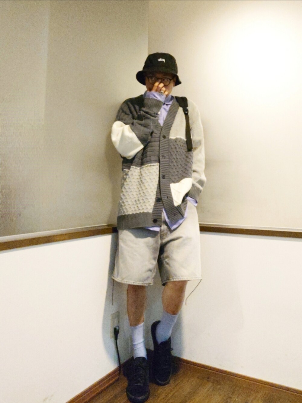 グレー系のカーディガン/ボレロ、パープル系のシャツ/ブラウス、ブラック系のバックパック/リュックを着用したメンズの秋コーディネートの2枚目の写真