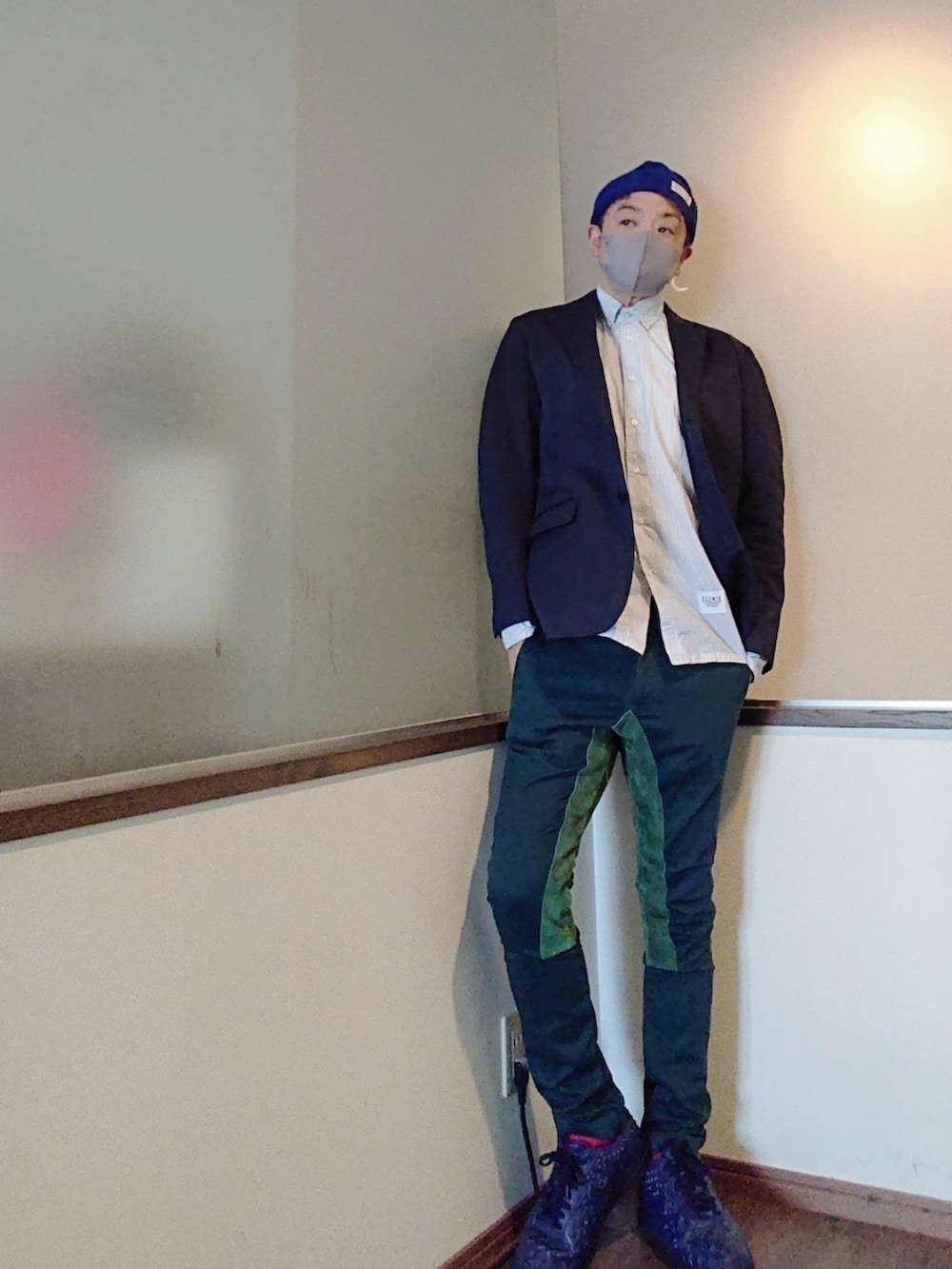 ブルー系のテーラードジャケット、ホワイト系のシャツ/ブラウス、グリーン系のその他パンツを着用したメンズの春コーディネートの2枚目の写真