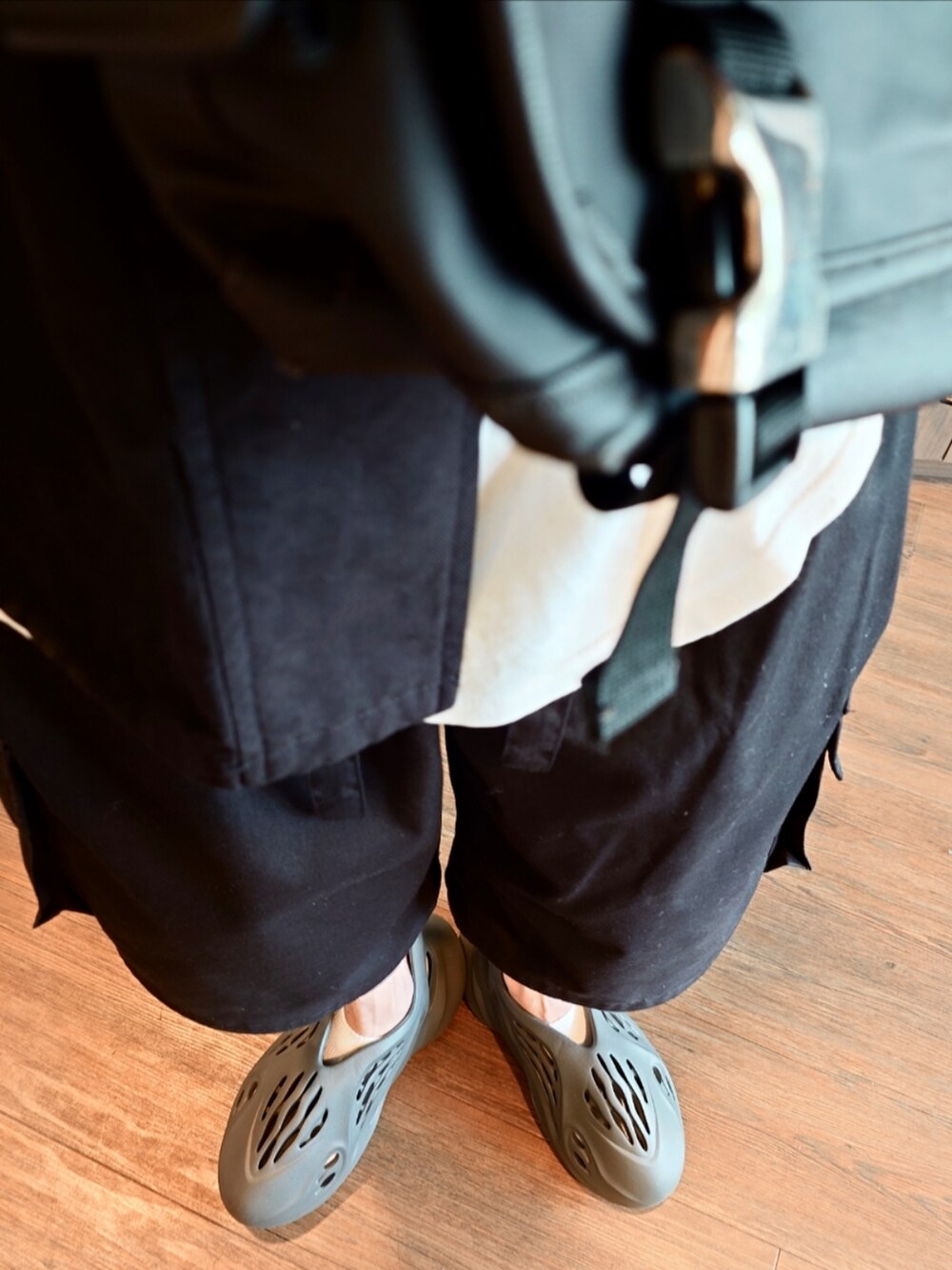 ブラック系のシャツ/ブラウス、ブラック系のショルダーバッグ、ブラック系のカーゴパンツを着用したメンズの夏コーディネートの3枚目の写真