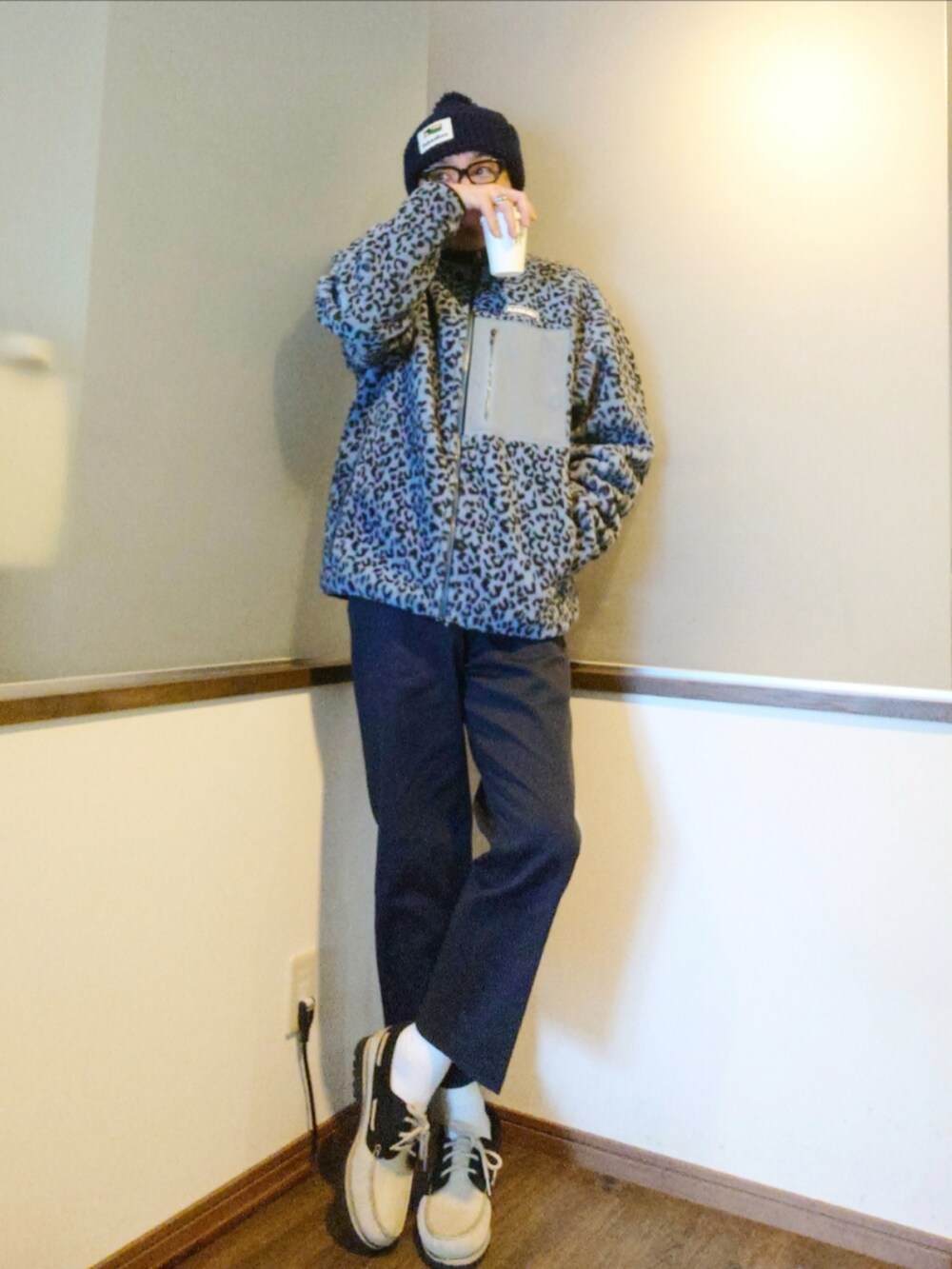 ブルー系のブルゾン、ブルー系のニット/セーター、ブルー系のチノパンツを着用したメンズの冬コーディネートの2枚目の写真