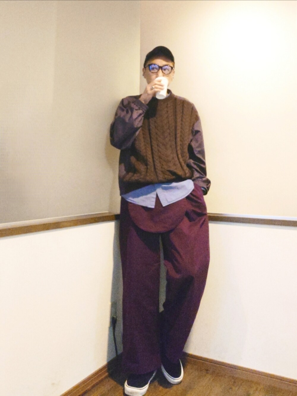 パープル系のニット/セーター、パープル系のカーゴパンツ、ブラック系のスニーカーを着用したメンズの夏コーディネートの2枚目の写真