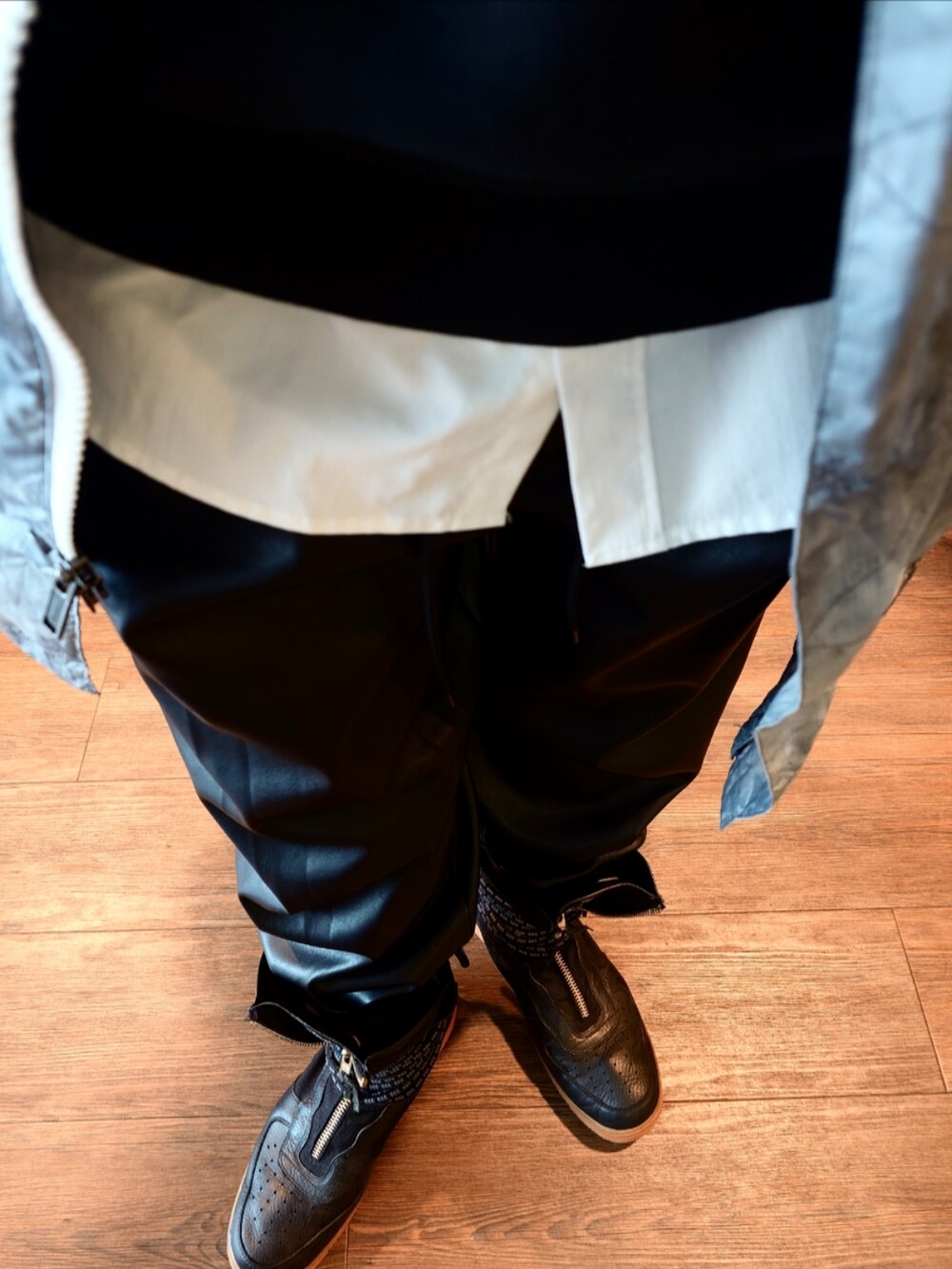 ホワイト系のその他アウター、ブラック系のスウェット、ブラック系のパンツを着用したメンズの冬コーディネートの4枚目の写真